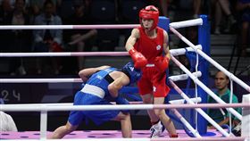 台灣拳擊好手林郁婷8強奪勝後和教練曾自強相擁。（圖／中華奧會提供）