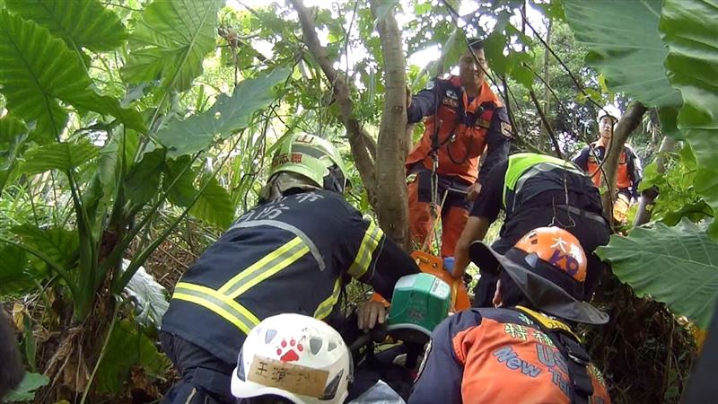 除草工跌落邊坡傷重不治　搶救畫面曝光