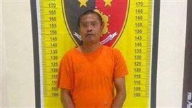 印尼一名45歲大叔，因為被鄰居追問「為何不結婚」，氣得把對方打死。 (圖／翻攝自 Tribun Jateng)