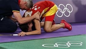 西班牙好手瑪琳（Carolina Marin）在奧運4強賽不慎扭傷右膝，當下跪地痛哭。（圖／路透社／達志影響）