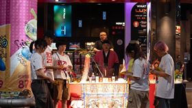 《鬼才之道》普渡儀式時將電影票燒給好兄弟，讓他們能憑票入場，好好坐下來看場電影。（圖／牽猴子提供）