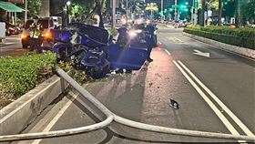 野馬跑車,失控,燈桿,貨車,擦撞,分隔島,鳳山,高雄,
