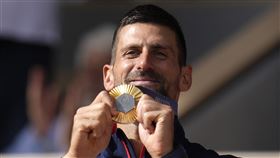 塞爾維亞名將喬科維奇（Novak Djokovic）經歷兩盤搶七苦戰，以7：6（3）、7：6（2）、直落二奪下生涯首面奧運男單獎牌，締造生涯金滿貫成就還寫下多項紀錄。（圖／美聯社／達志影像）