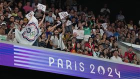 ▲台灣「麟洋配」李洋、王齊麟奧運金牌戰，台灣球迷在場邊舉著奧會旗助陣。（圖／中華奧會提供）