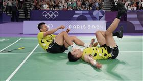 ▲巴黎奧運，李洋／王齊麟「麟洋配」打敗中國隊奪金後倒地。（圖／中華奧會提供）