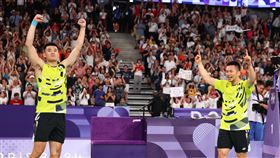 麟洋配巴黎奧運羽球男雙擊退中國摘金（3）2024巴黎奧運台灣羽球男雙組合「麟洋配」李洋（右）、王齊麟（左）當地時間4日成功拍落中國組合勇奪金牌、完成奧運2連霸，全場球迷為他們歡呼，兩人也開心享受眾人喝采。中央社  113年8月5日