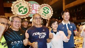 麟洋配奧運奪金　鄭麗君與王齊麟父北車同慶2024巴黎奧運羽球男雙金牌戰於台灣時間4日晚間開打最終由台灣「麟洋配」成功衛冕奪金，行政院副院長鄭麗君（前右2）、王齊麟父親王偉建（前右3）等人在台北車站舉行的應援轉播活動中一同歡慶。中央社記者張皓安攝  113年8月5日