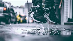 網友發現李洋的「鞋底超乾淨」。（示意圖／Pixabay）