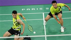 奧運羽球男雙金牌戰　麟洋配激戰中國組合（1）2024巴黎奧運台灣羽球男雙「麟洋配」王齊麟（左）、李洋（右）在當地時間4日於金牌戰對決中國組合，雙方比賽中你來我往，王齊麟一度使出背後反手擊球。中央社記者吳家昇巴黎攝　113年8月5日