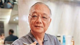 前工研院知識經濟與競爭力研究中心主任杜紫宸，擁有高學歷背景，經常針對財經時事發表評論，卻因網路交友誤踩地雷，淪為詐團幫凶險遭起訴。本刊調查，杜紫宸曾在臉書被一名自稱單親媽媽的林姓美魔女攀談，私聊多日後，對方向他商借銀行帳戶，杜交出帳戶密碼才10天，名下帳戶就全數被警示凍結，警方找上門時，杜還在期待跟女網友見面，自此始知遭詐團利用，雖然台北地檢署最後予以不起訴處分，但遭詐騙而匯款的受害人不服，又另外