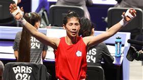 林郁婷：知道很多人為我加油  會一路打到最後捲入性別爭議的台灣女拳王林郁婷（中）法國時間4日在巴黎奧運女子57公斤級8強完勝對手，面對連日壓力，林郁婷賽後表示，「知道很多人都在為我加油，我一定會帶著這份力量一路打到最後」。中央社  113年8月4日