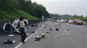 車道,零件,轎車,男子,上衣,事故,國道,苗栗