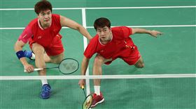 巴黎奧運羽球男雙　中國隊鍍銀（2）2024巴黎奧運羽球男雙金牌戰在當地時間4日下午登場，中國組合梁偉鏗（左）、王昶（右）攜手迎戰台灣「麟洋配」王齊麟、李洋，鏖戰3局後中國以1比2吞敗，拿下銀牌。中央社記者吳家昇巴黎攝  113年8月5日