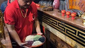 開鬼門，好兄弟，虎尾金羅殿開五嶽門，放五色豆，牌子出現神奇靈動(圖／翻攝畫面)