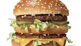 台灣麥當勞將自8月6日上午11點至晚間11點，於麥當勞APP發送「大麥克買一送一」優惠券5萬份。（圖／品牌業者提供）