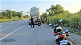 花蓮台9線252K瑞穗路段今天（5日）清晨4時許發生一起死亡車禍，一名男子全裸倒在路中，頭部遭輾過慘死，警方在事發地點500公尺外發現一輛槽車停放在路邊，槽車輪胎上殘留血跡、碎肉組織等跡證，疑為肇事車輛，林姓槽車駕駛已被帶回偵訊，詳細事故原因仍待釐清。