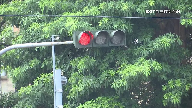 烈日下等162秒紅燈 行人、機車族恐中暑