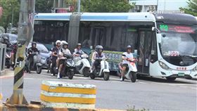 烈日下「162秒」煎熬紅燈！行、機車族恐中暑