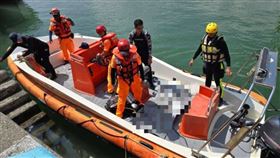 新北市淡水區昨天（4日）晚間發生一起落水意外，一名40多歲的男子不明原因在漁人碼頭疑似失足落水，警消人員獲報前往現場搜救未果，今天上午9時許，警消人員在事發地點附近水域尋獲落海男子，但已明顯死亡，死者身分及落水原因仍待調查釐清。