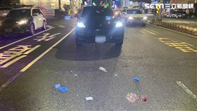 地面留有血漬還有疑似垃圾袋的殘骸，撞擊力道可見不小。（圖／翻攝畫面）