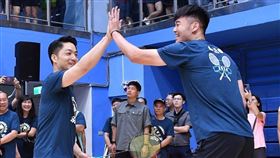 蔣萬安在6月時出席「羽您有約」羽球公益賽開幕典禮，和王齊麟合體打羽球。圖/取自台北市政府