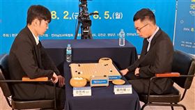 台灣職業棋士賴均輔今天以半目之差逆轉擊敗世界第1的韓國名將申真諝。（圖／翻攝自海峰棋院臉書粉專）