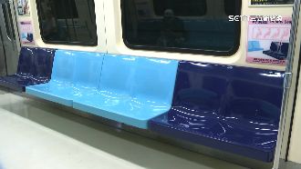 沒被踹怕…白髮嬤改坐淺藍色椅休息原因曝