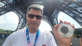 迪凱奇拿著銀牌在巴黎鐵塔前留念。圖/取自Yusuf Dikec IG