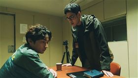 《塑膠花》林鶴軒（左）和周予天偵訊室上演攻防對手戲。（圖／Hami Video提供）