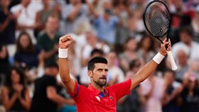 巴黎奧運網球　喬科維奇挺進男單4強（1）塞爾維亞網球名將喬科維奇（Novak Djokovic）（圖）出征2024巴黎奧運，當地時間1日晚間在男單8強賽搶勝，順利晉級4強。中央社記者吳家昇巴黎攝  113年8月2日