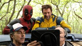 漫威影業《死侍與金鋼狼》幕後花絮曝光，導演薛恩李維（前排左）、萊恩雷諾斯（後排左起）、休傑克曼合體。（圖／漫威影業提供）