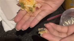 食安又出包！台中超巨KTV「披薩藏螺絲」