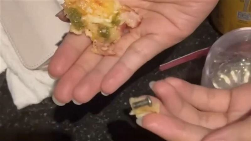食安又出包！台中超巨KTV「披薩藏螺絲」