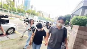 少年割喉案首度開庭，家屬現身陪同。（圖／翻攝畫面）