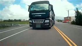 違規曳引車，蛇行逆向，逼警車，囂張駕駛狂飆4公里，最重罰6萬4(圖／翻攝畫面)