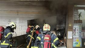 現場竄出濃濃黑煙，消防隊也立即上前救災。（圖／消防局提供）