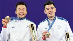 奧運羽球男雙摘金　「麟洋配」開心留影（1）台灣羽球黃金男雙組合「麟洋配」李洋（左）、王齊麟（右）再次攜手征戰奧運殿堂，法國時間4日下午在2024巴黎奧運金牌戰打敗中國組合、順利摘金，兩人頒獎後開心拿著獎牌合影。中央社  113年8月5日
