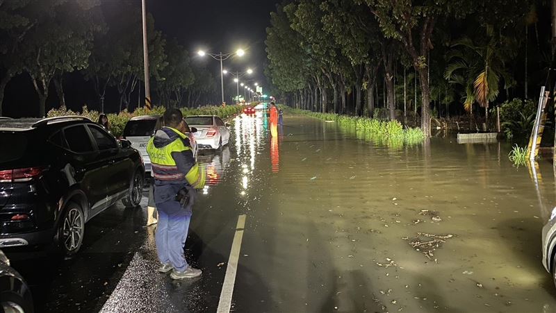 潮州瞬間大雨積水及膝　南下車道封閉