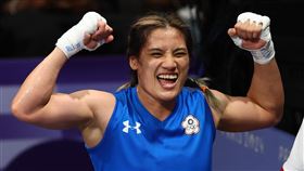 巴黎奧運拳擊　陳念琴開心闖進8強（1）台灣「抗癌女拳王」陳念琴（圖）靠強大意志力熬過人生低谷，成功站上巴黎奧運擂台，法國時間1日在16強賽輕鬆淘汰對手晉級8強，賽後高舉雙手慶祝，難掩開心神情。中央社記者王騰毅巴黎攝  113年8月1日