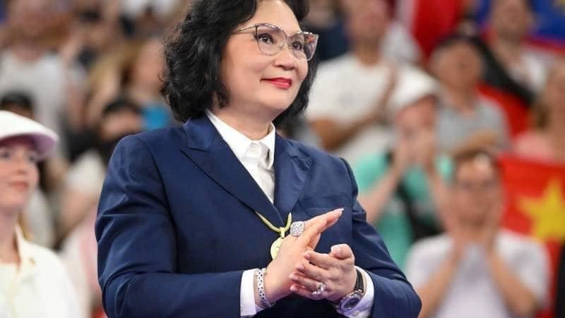 頒獎麟洋 「好姨」千萬卡地亞手環超吸睛