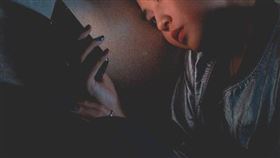 英國一項最新研究顯示，在亮度同樣偏低情況下，藍光反而比黃光更具有助眠效果。（示意圖／圖取自Pexels圖庫）