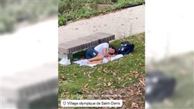 23歲的切孔曾公開抱怨選手村很爛，最近被發現跑到公園睡午覺，畫面在網上瘋傳。（圖／翻攝自X）