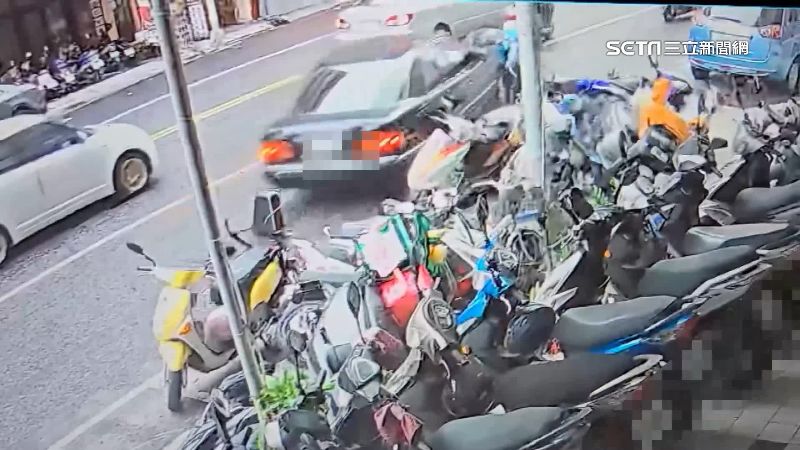 婦開車疑身體不適昏迷　撞24機車、1轎車