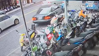 婦開車疑身體不適昏迷　撞24機車、1轎車