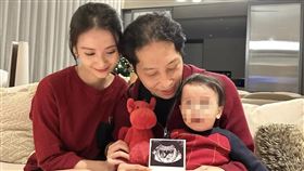▲胡亦嘉前年娶妻生子，太太莊郁琳是PTT表特版常客。（翻攝自胡亦嘉IG）