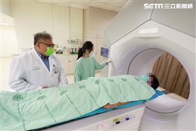 肚腿腫爬樓梯就喘　X光揪13cm腫瘤壓心房(圖/翻攝畫面)