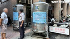 就怕水壓不穩，自來水公司架設臨時供水塔。（圖／記者簡榮良攝影）