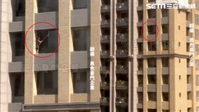 一名家政婦身上無穿戴任何防護就半身掛在窗外，看了令人直顫抖。（圖／翻攝黑色豪門企業畫面）