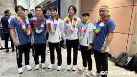 台灣「柔道女王」連珍羚（右3）隨奧運柔道代表隊返台。（圖／記者蔡厚瑄攝影）