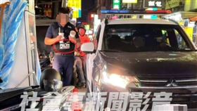 警員被拍到執行勤務將車停在路邊買飲料。（圖／翻攝自《社會事新聞影音》）